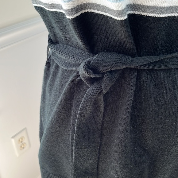 NY & Co V-neck vintage style sweater with short sleeves and tie - Picture 3 of 11